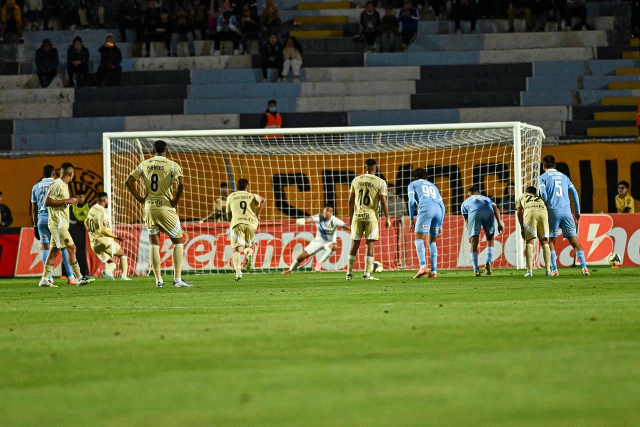 Penal de Iván Colman para poner el triunfo de Cusco FC. (Foto: Paloma del Solar / @photo.gec)