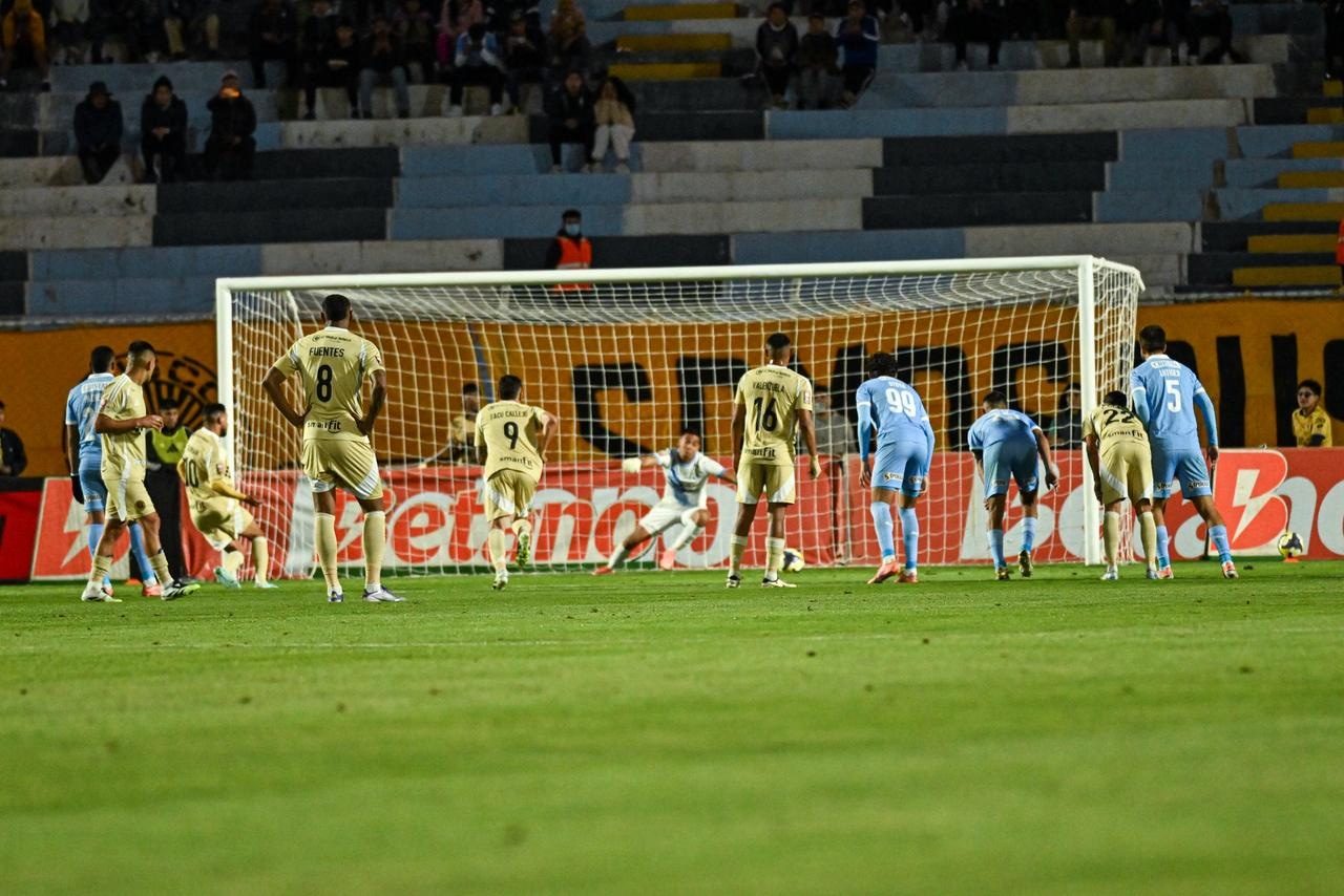 Iván Colman pone el primero de Cusco FC ante Sporting Cristal.
