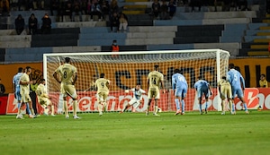 El foul de Miguel Araujo que terminó en el primer GOL de Cusco ante Cristal | VIDEO