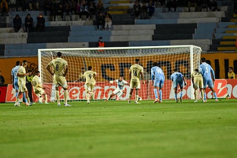 El foul de Miguel Araujo que terminó en el primer GOL de Cusco ante Cristal | VIDEO