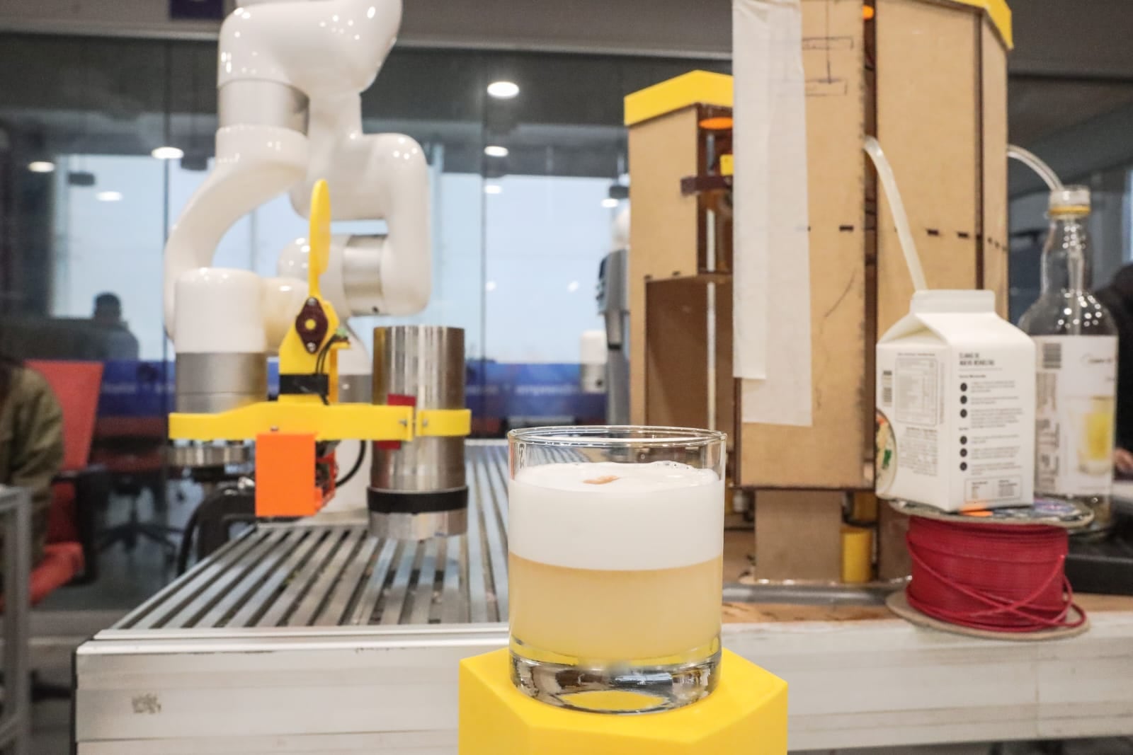 El robot fue diseñado y ensamblado por alumnos y exalumnos de la PUCP.