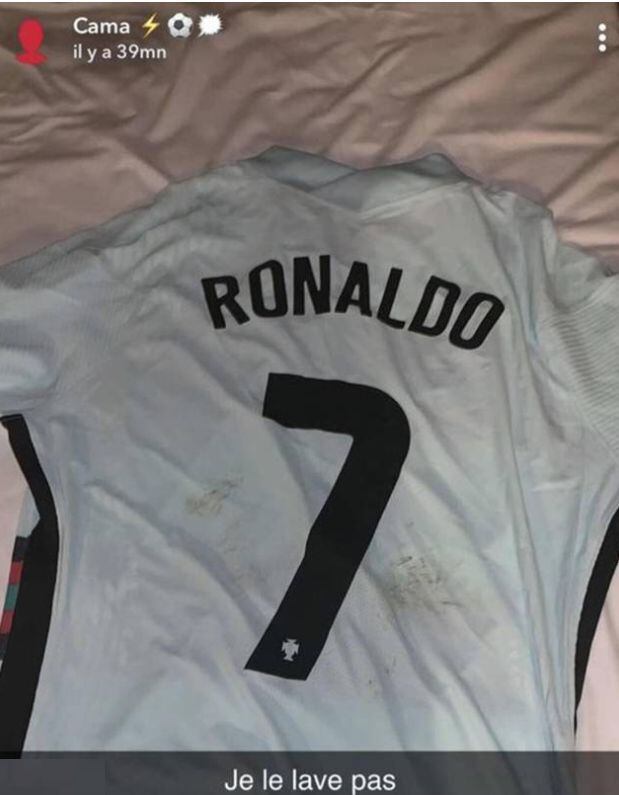 Camavinga exhibe camiseta de Cristiano Ronaldo.