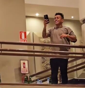 Cueva llega a show de Pamela Franco