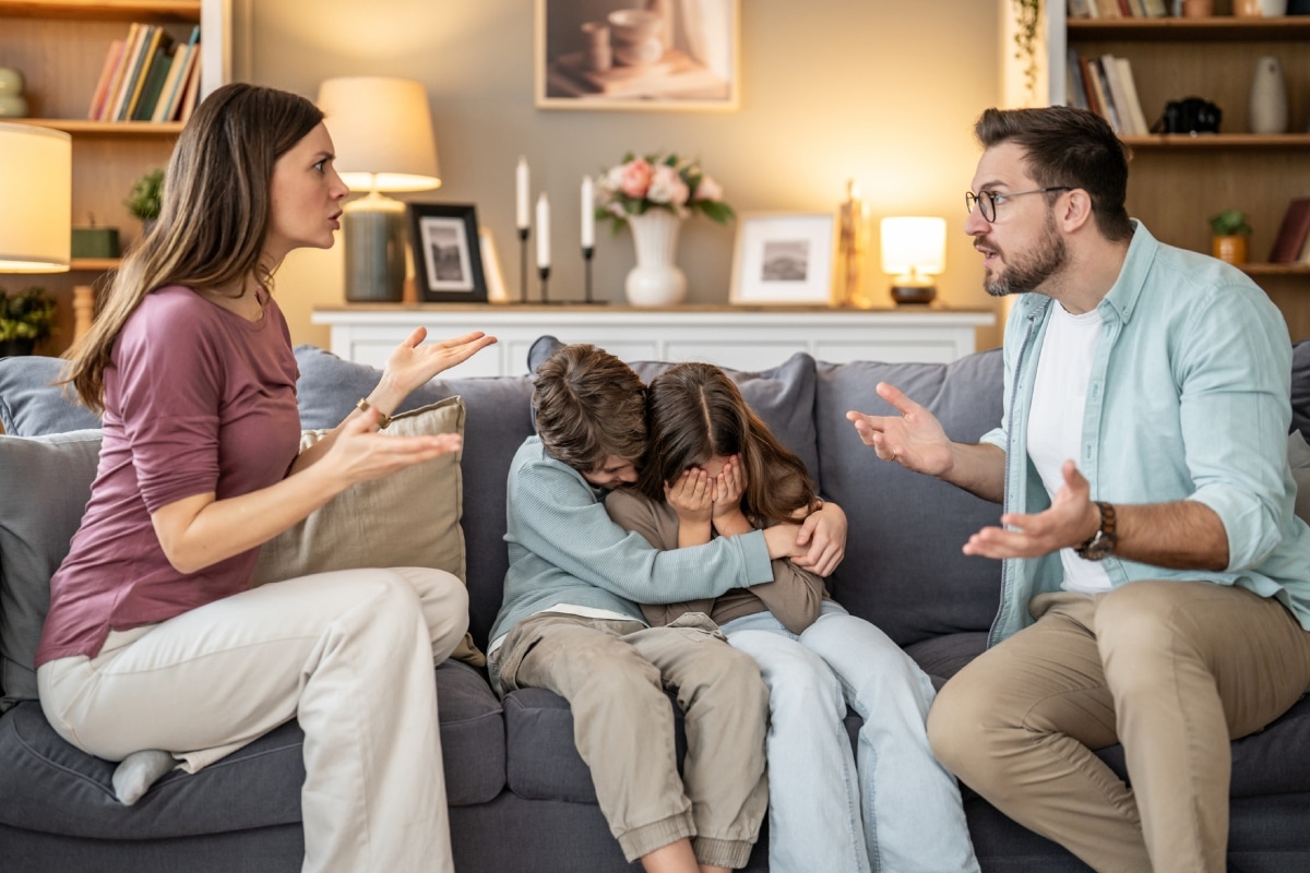 ¿Quieres que tus hijos construyan relaciones sanas? El ejemplo empieza en casa: la manera en que tú y tu pareja se comunican y resuelven sus conflictos también les enseña a amar. Foto: Istock.