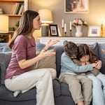 ¿Qué aprenden tus hijos al ver cómo tratas a tu pareja?