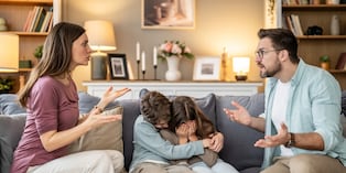 ¿Quieres que tus hijos construyan relaciones sanas? El ejemplo empieza en casa: la manera en que tú y tu pareja se comunican y resuelven sus conflictos también les enseña a amar. Foto: Istock.