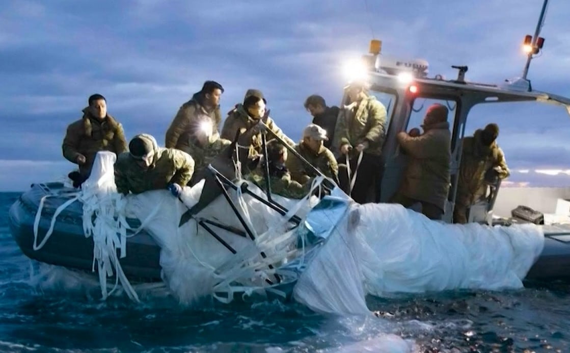 Militares norteamericanos sacando los restos del globo espía (Foto: captura/CNN)