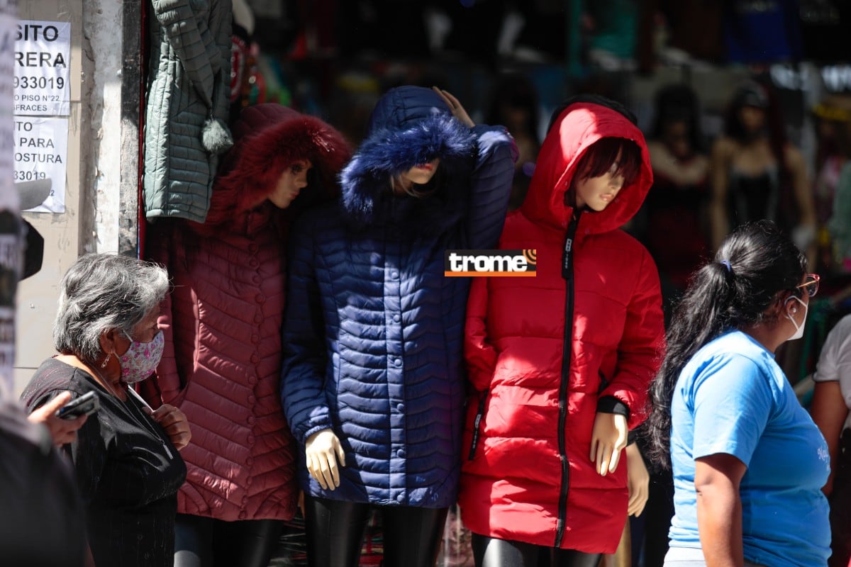 Gamarra con liquidación y remates de sus prendas de invierno buscando capital para invertir en nueva campaña. (Entrevista: Isabel Medina /Fotos: Lenin Tadeo / Trome).