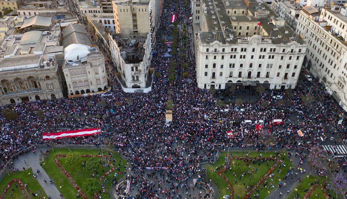 Toma aérea de marcha contra la vacancia a Martín Vizcarra convocada en la plaza San Martín. (Foto: Giancarlo Ávila/GEC)