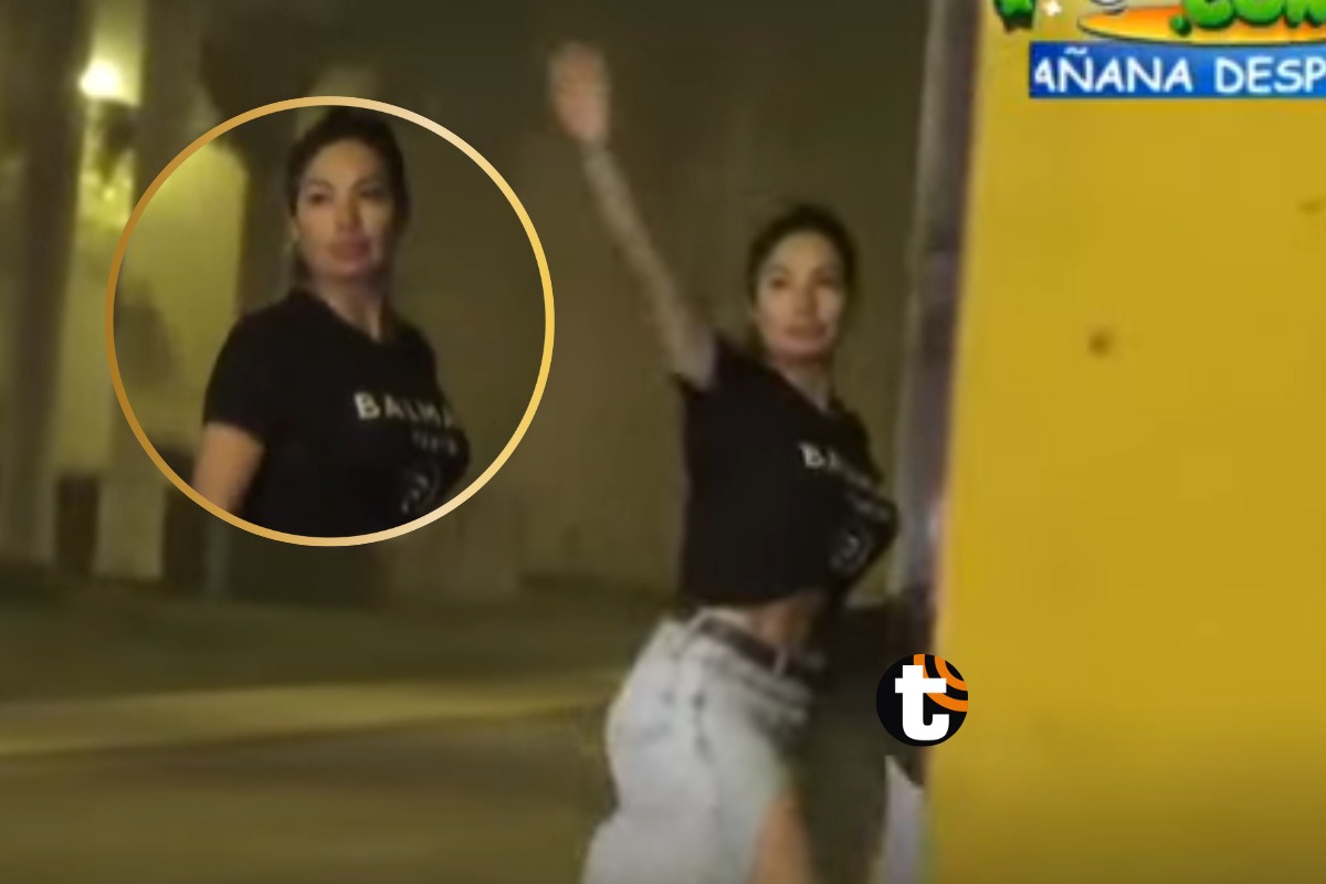 Pamela López entrando a su casa