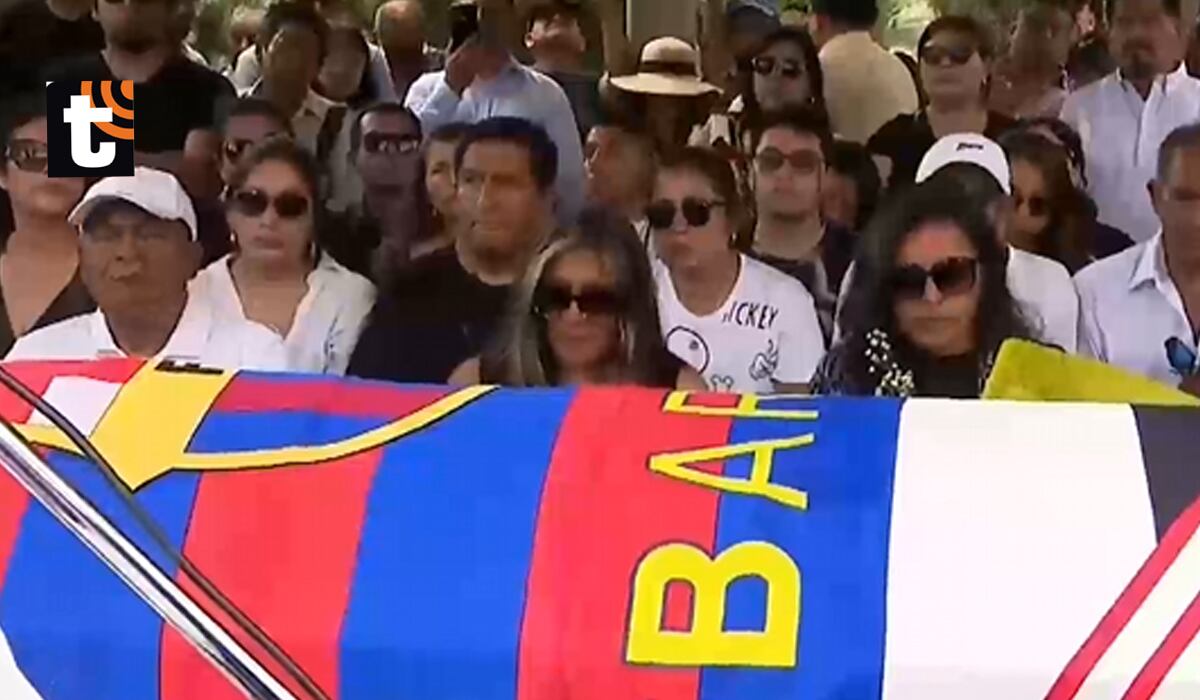 Familiares y amigos furante el sepelio de Hugo 'Cholo' Sotil.