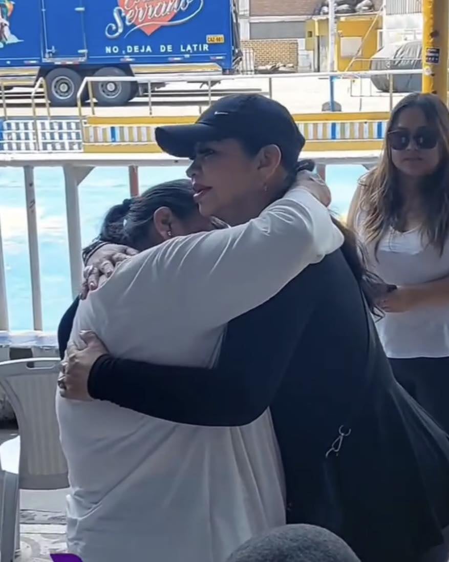 Susy Díaz estuvo presente en el velorio en El Huaralino. (@gec)