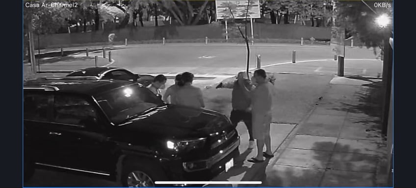 Dos temibles delincuentes, que se desplazan en un auto de alta gama robado, asaltaron a tres amigos, en Miraflores.