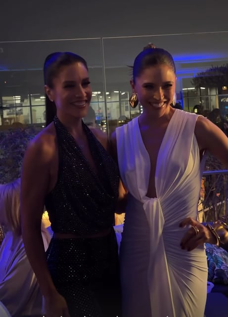 Exconductora al lado de su hermana Ana Carina.