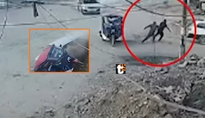 ¡Se salvan de milagro! Dos personas casi mueren antes de abordar mototaxi arrollado en Jicamarca