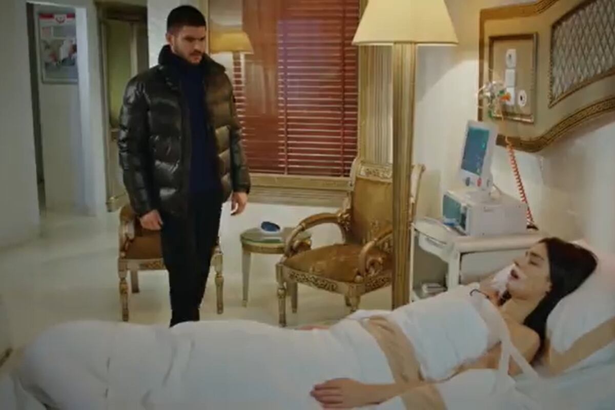 Yiğit junto a su esposa İclal, quien está en coma (Foto: Gold Film)