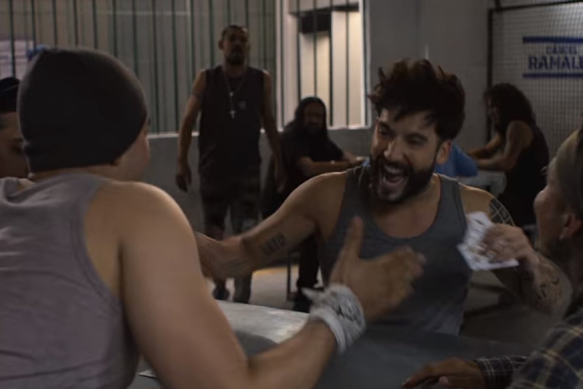 Charly jugando cartas en prisión en la segunda temporada de "La reina del flow" (Foto: Caracol TV)