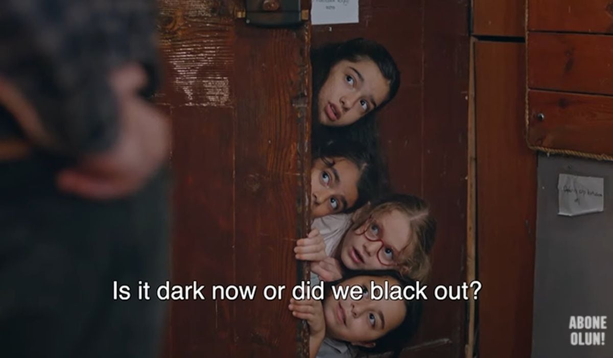 Las niñas del orfanato en "Una casa para Azul" llegando tarde para poder escoger sus nombres (Foto: MF Yapim / Medyapim)