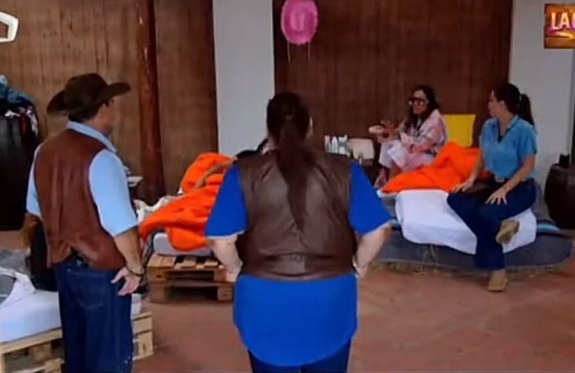 Pamela López habría tenido una noche de pasión con Paul, según sus compañeras.