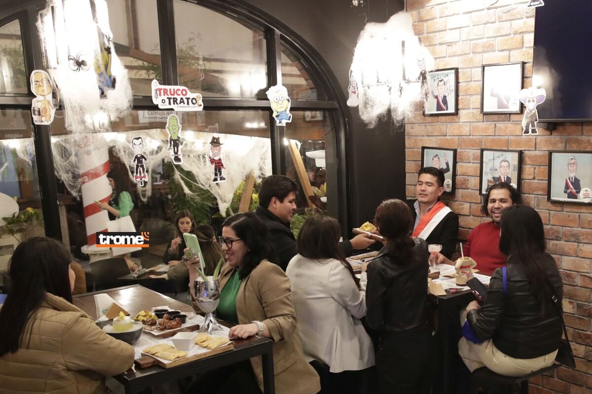 El público se divierte con los cócteles moleculares y presentaciones de temáticas relacionadas a la política peruana. (Entrevista: Isabel Medina / Fotos: Renzo Salazar / Trome).
