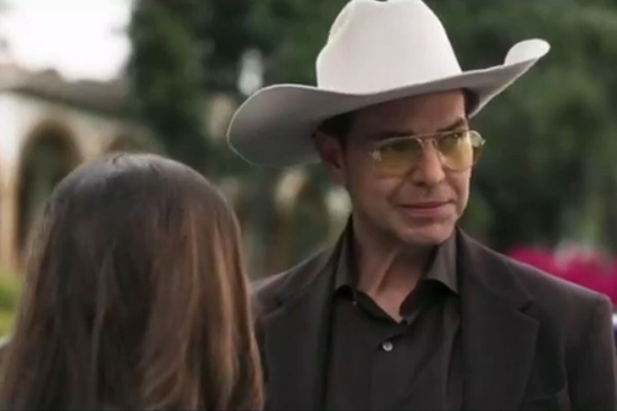 Óscar Reyes ayuda a su sobre Gaby del hombre que la está siguiendo (Foto: Telemundo)