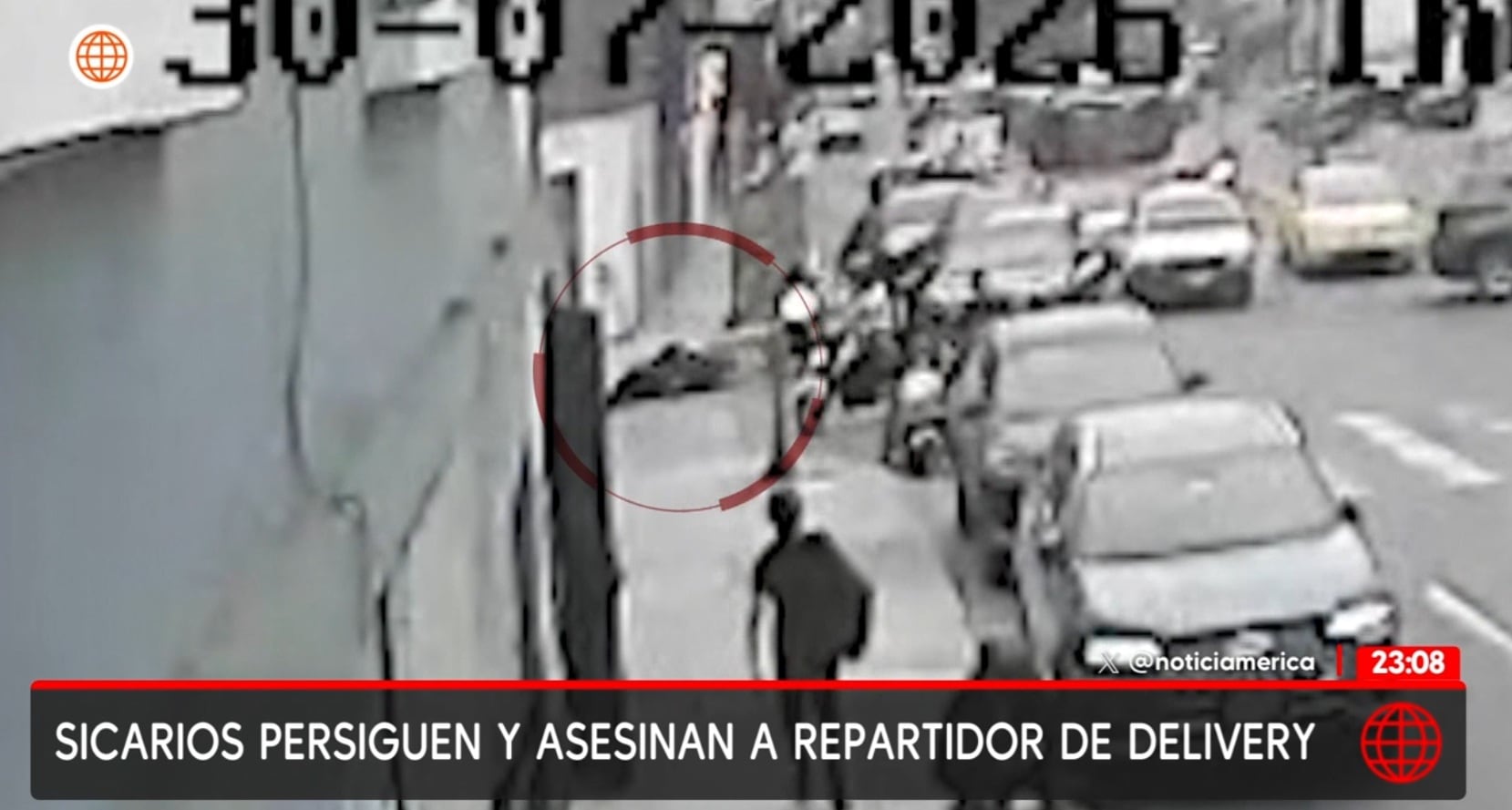 Cámara de seguridad captó a la víctima desplomándose sobre el pavimento tras recibir un disparo en la cabeza.