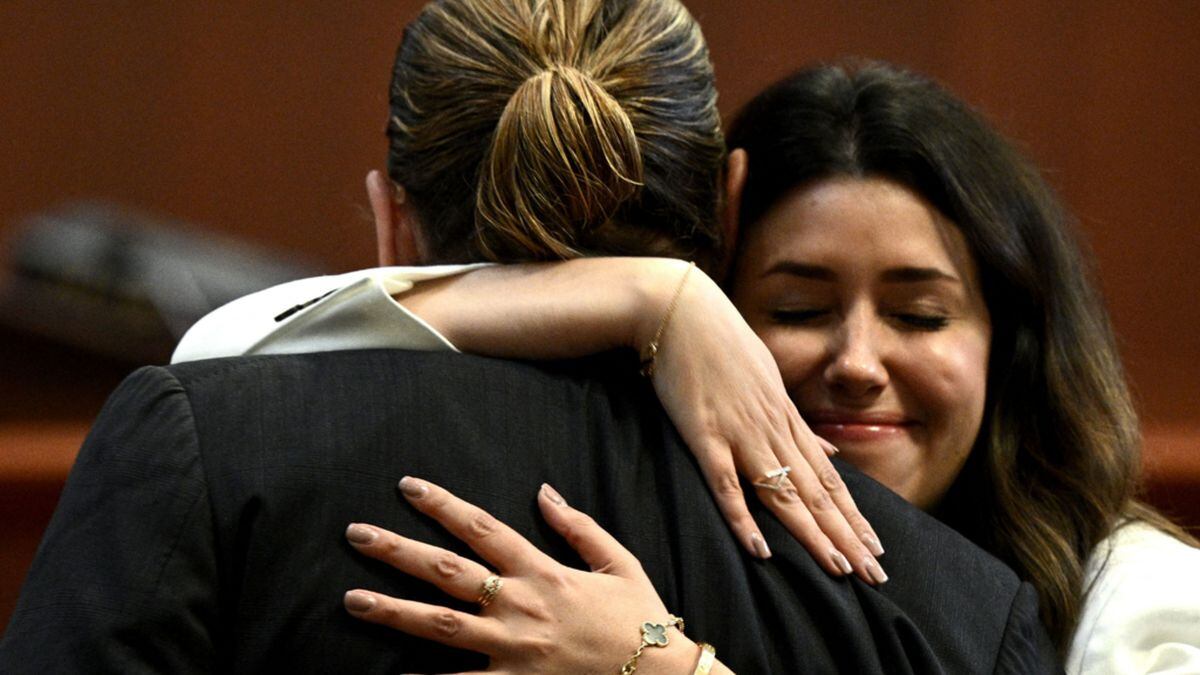 Uno de los varios abrazos que se han dado durante el juicio (Foto: Getty Images)