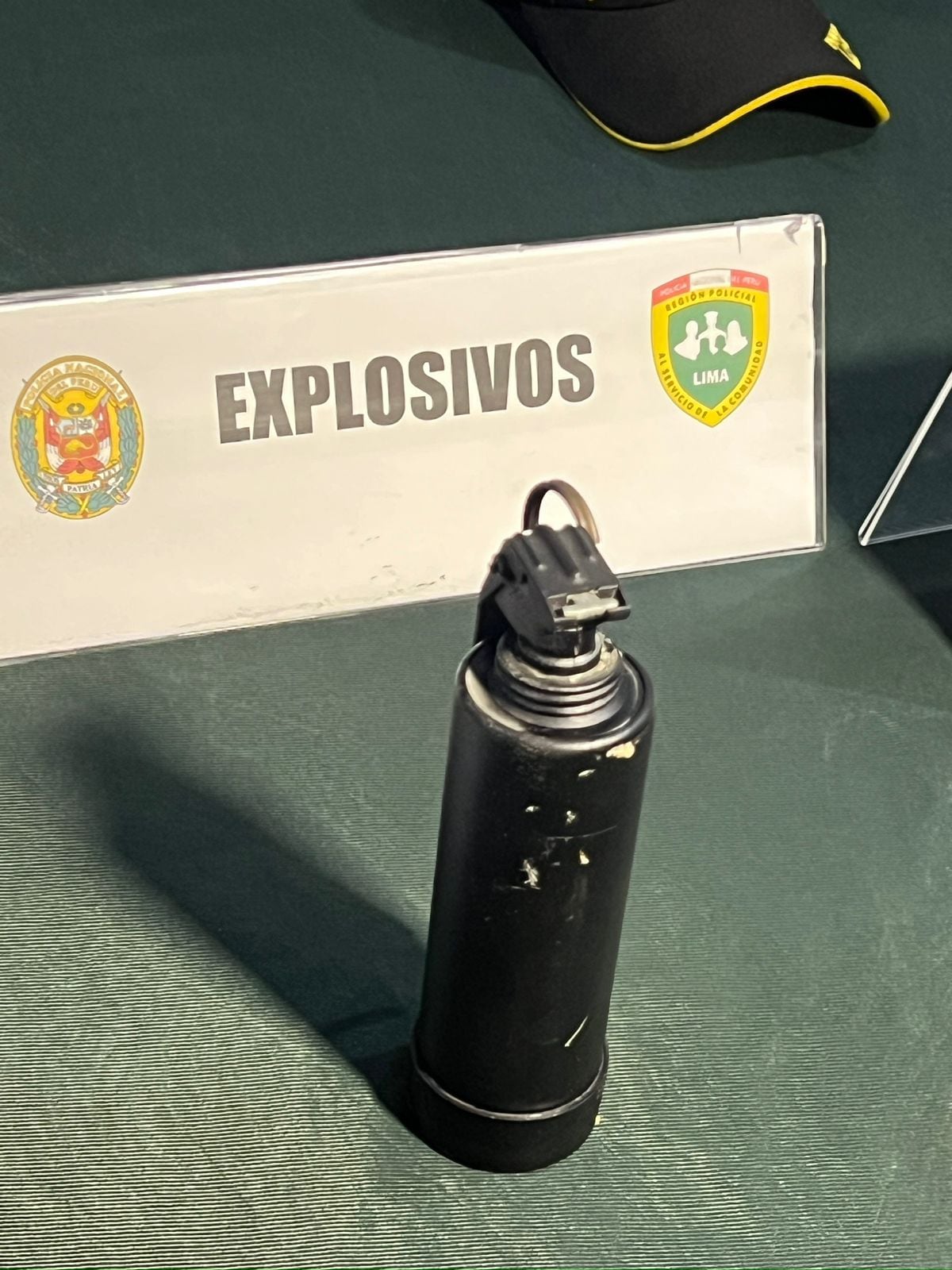 También se encontró una granada de guerra.