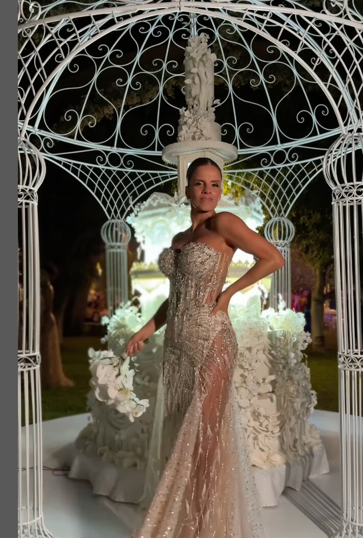 Alejandra posa con su torta de matrimonio