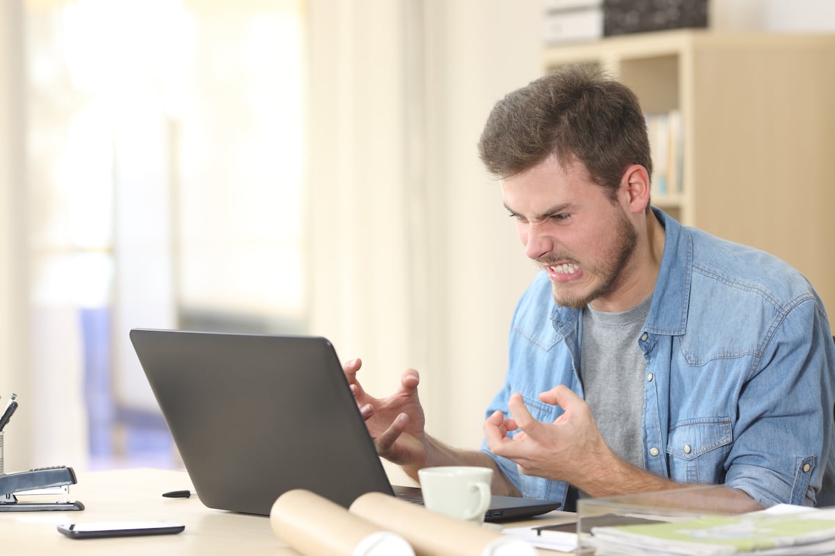 Persona molesta por el trabajo. (Foto: iStock)