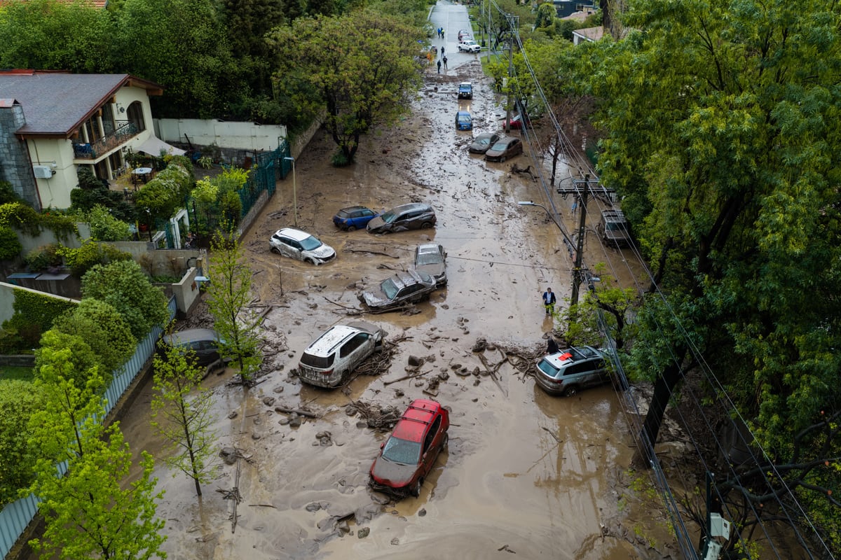 Fotografía aérea que muestra vehículos afectados por un aluvión, en la comuna de Las Condes, en Santiago, Chile, el 8 de octubre de 2026. (Javier Torres / EFE)
