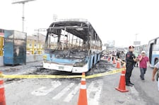 ¡Terror en El Agustino! ‘Los Mexicanos’ prenden fuego a bus con chofer adentro y este termina con 90% del cuerpo quemado