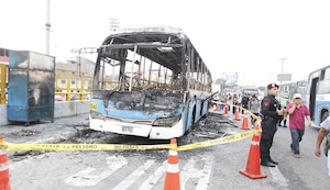 ¡Terror en El Agustino! ‘Los Mexicanos’ prenden fuego a bus con chofer adentro y este termina con 90% del cuerpo quemado