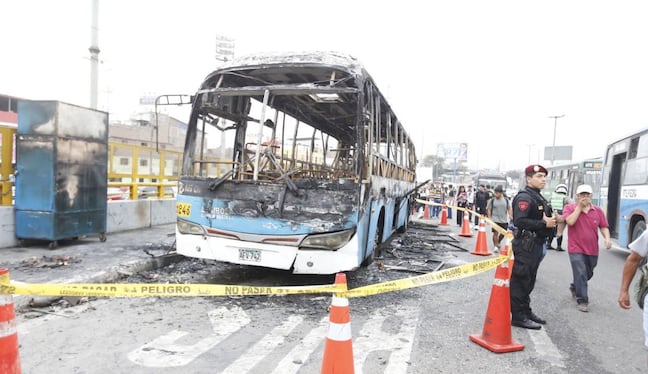 Un bus de transporte público se incendió en la Vía de Evitamiento, a la altura de Puente Nuevo, en El Agustino. ( Foto: Josep Angeles / @ photo.gec )