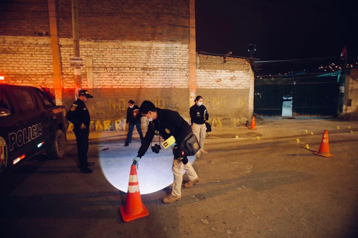 Agentes de Criminalística de la Policía Nacional realizan investigaciones tras un ataque extorsivo en un paradero de la empresa Etupsa, en Villa María del Triunfo, el 8 de agosto de 2026. (Foto: César.grados@photo.gec)