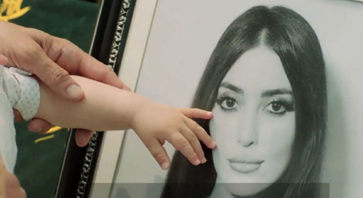 Una fotografía de Müjgan durante el entierro de la doctora (Foto: Tims & B Productions)