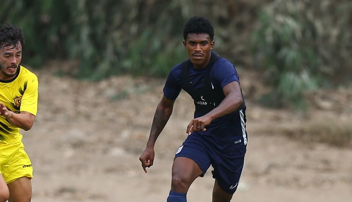 Oslimg Mora se acomoda más a jugar de volante o extremo, pero como marcador derecho tiene muchas falencias