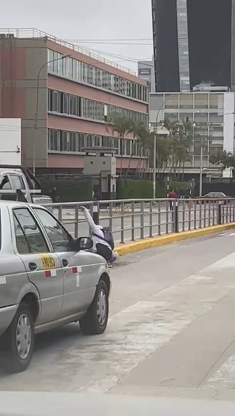 Momento de la huida tras perpetrar el robo.