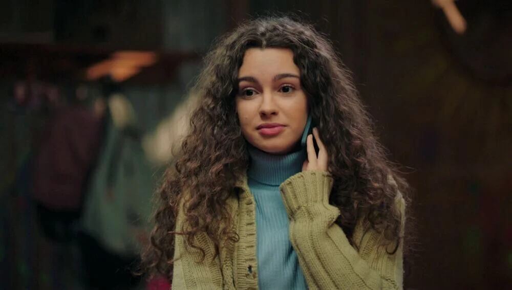 Asiye y su llamada de agradecimiento a Doruk en la telenovela turca "Hermanos" (Foto: NG Medya)