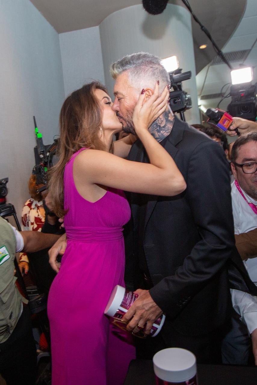 Tinelli estuvo en la conferencia de prensa de su novia y compartieron romántico momento. (Foto: Fernando Sangama)