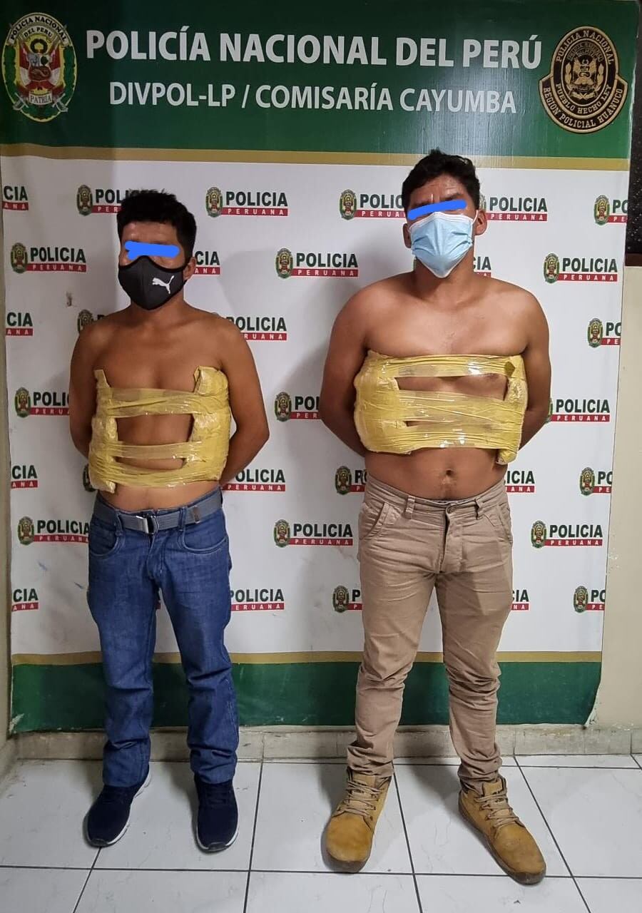 Neyser Gonzales Vásquez (27) y Roky Fernández Regalado (35) fueron detenidos con 3 kilos 900 gramos de cocaína adheridos a su cuerpo.