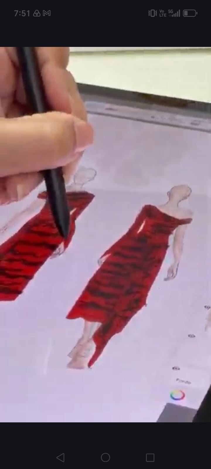 La diseñadora peruano creando la propuesta del vestido.
