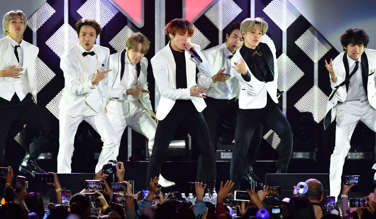 La boyband surcoreana BTS se presenta en el escenario durante el iHeartRadio Jingle Ball de KIIS FM en el Forum Los Angeles en Inglewood, California, el 6 de diciembre de 2019 (Foto: Frederic J. Brown / AFP)