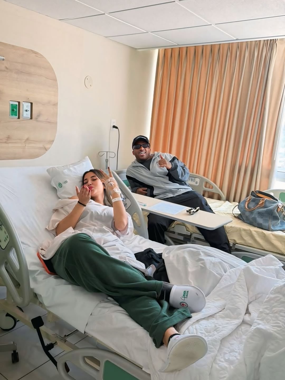 La 'Chinita' mostró una fotografía en la camilla de una clínica. (Instagram)