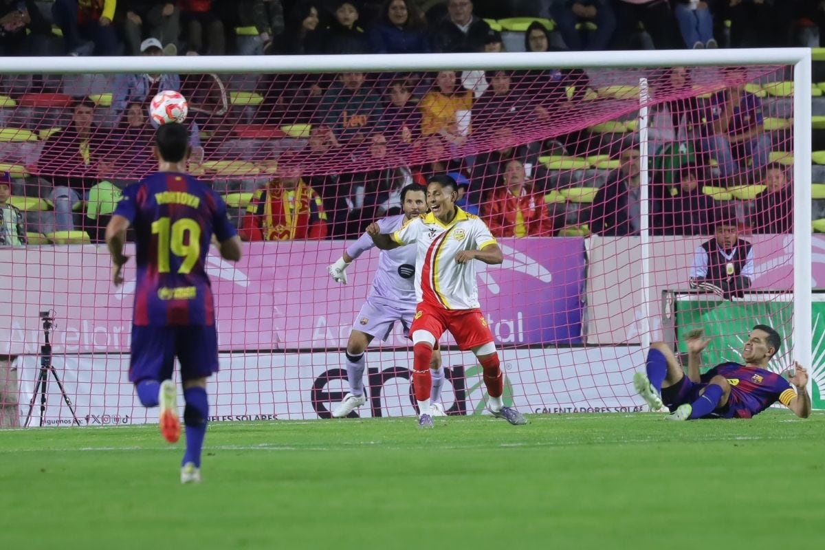 Raúl Ruidíaz jugo ante Barcelona Legends (Foto: @acentonewss)