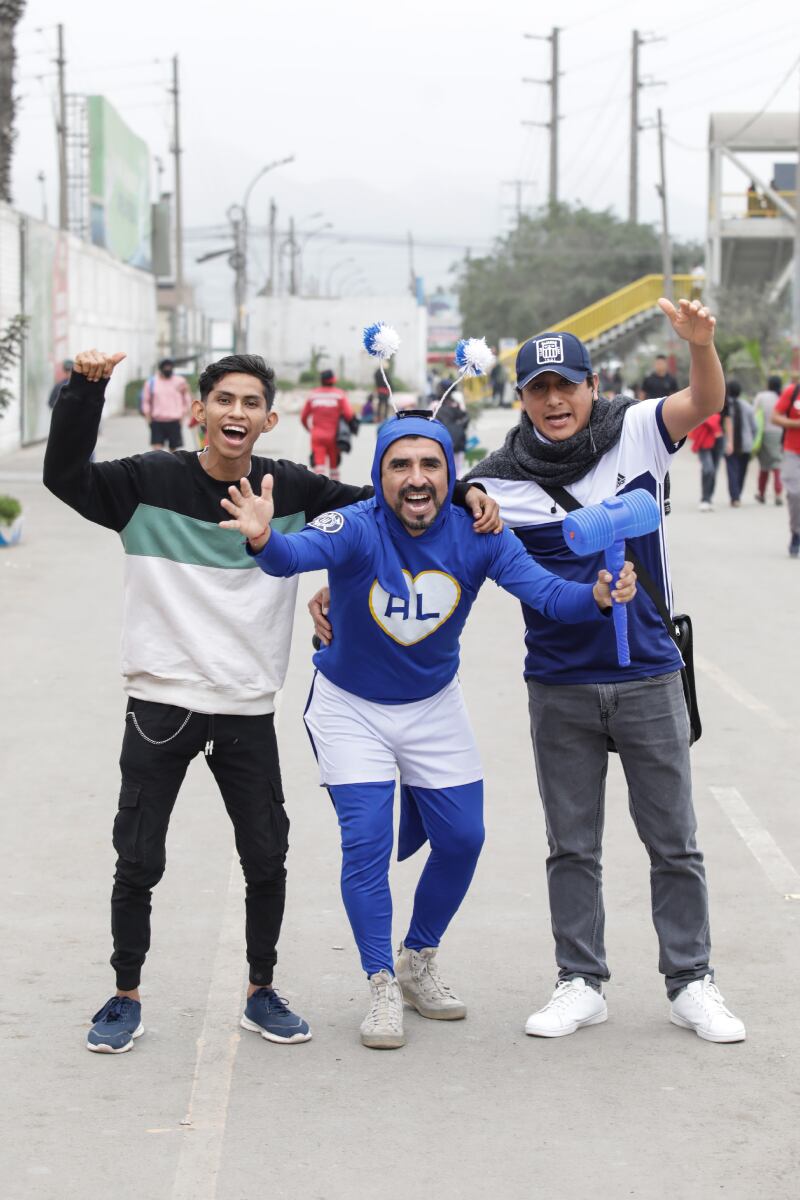 Cada que alienta en la puerta del estadio, hinchas le hacen barrar y se toman fotos con él. Foto: Lenin Tadeo.