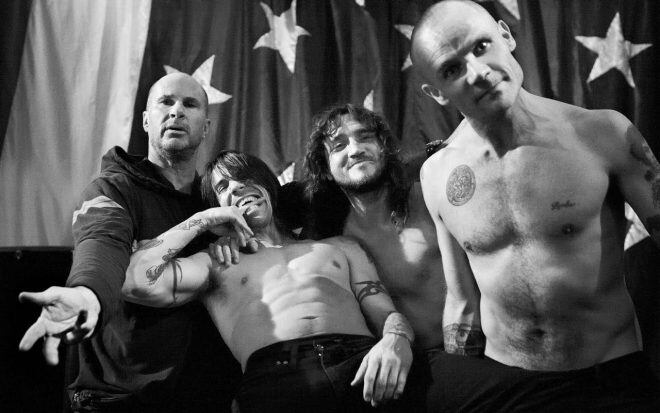 En 1983, en los Estados Unidos se funda la banda Red Hot Chili Peppers.