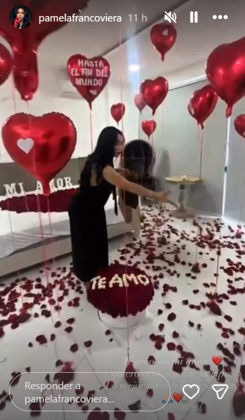 Pamela Franco lleno con globos y pétalos de rosas habitación de Christian Cueva.