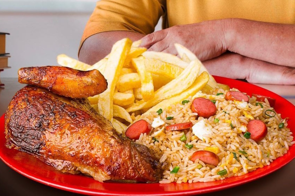 Chaufileña es un arroz bien salteado al wok con cortes de hot dog acompañado de pollo a la brasa.