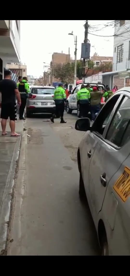 Momento en que la Policía del sector se llevó a la víctima al hospital 'Luis Negreiros'. Vecinos dijeron que, para ese entonces, el hombre ya había muerto. | Foto: Reproducción de vídeo